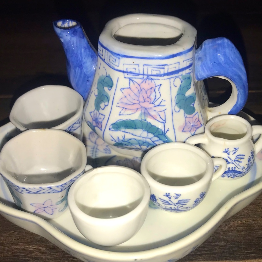 Vintage tea set. Miniature size.